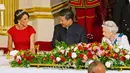 Duchess of Cambridge Kate Middleton, Presiden China Xi Jinping dan Ratu Elizabeth II saat jamuan kenegaraan di Istana Buckingham, London, Selasa (20/10). Presiden Xi Jinping melakukan lawatan selama empat hari ke Inggris. (Reuters/Dominic Lipinski/Pool)