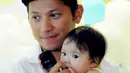 Gempita Noura Marten dalam dekapan hangat Gading Marten saat ditemui dalam sebuah talk show di kawasan Gatot Subroto, Jakarta, Jum’at (24/07/2015). (Liputan6.com/Faisal R Syam)