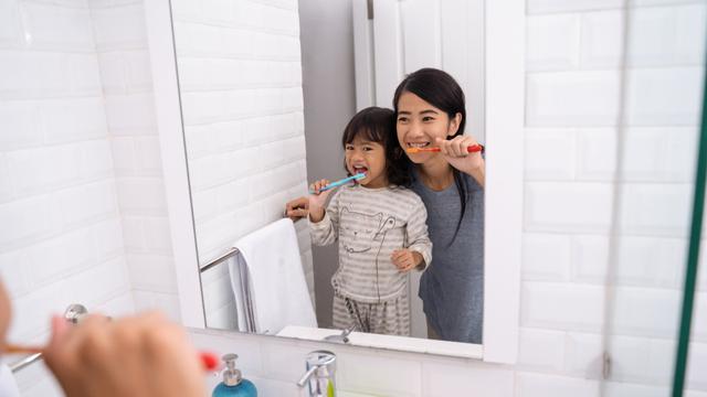 Ilustrasi menggosok gigi bersama anak