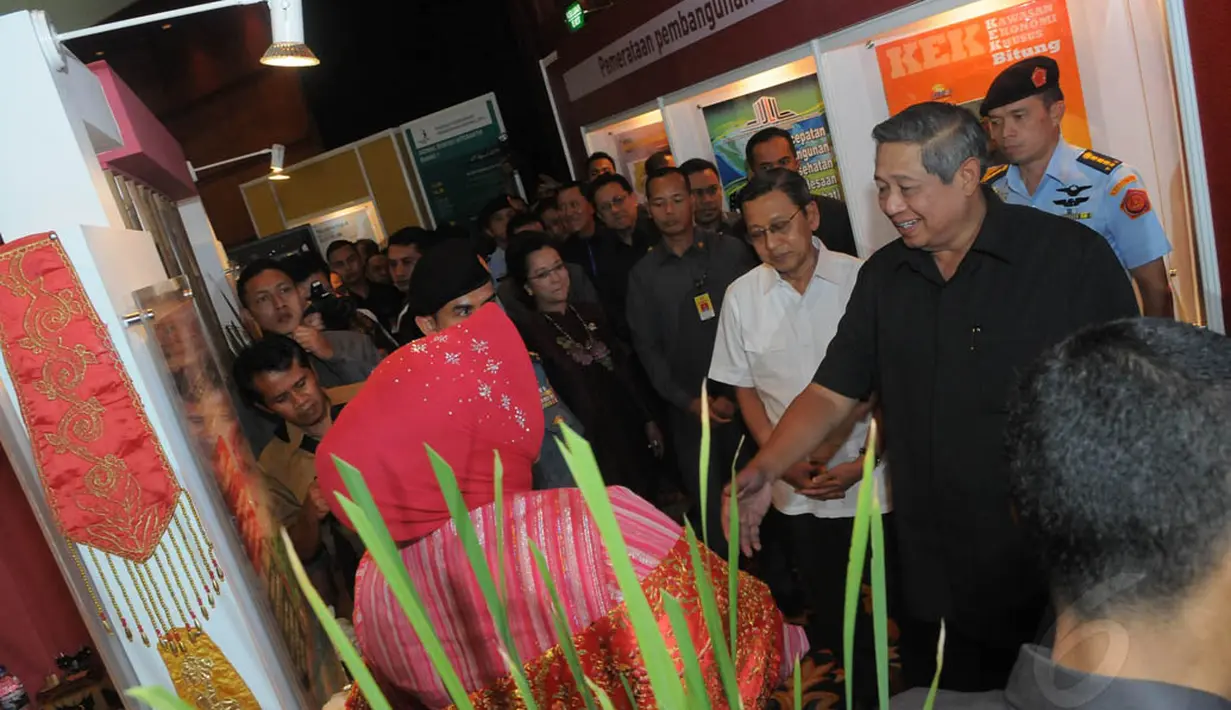 Bersama Wakil Presiden Boediono, Presiden SBY berkesempatan berkeliling dan melihat-lihat stand pembangunan daerah yang dipamerkan saat pelaksanaan Musrenbangnas 2014 di Bidakara, Jakarta (Liputan6.com/Herman Zakharia)