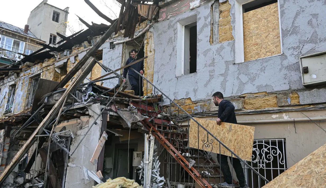 Jumat 24 April 2026 dini hari waktu setempat, sebuah serangan udara Rusia kembali menghantam wilayah permukiman penduduk di Odesa. Tampak dalam foto, warga setempat membersihkan puing-puing rumah mereka yang rusak akibat serangan Rusia di Odesa, Ukraina, Jumat 24 April 2026. (AP Photo/Michael Shtekel)