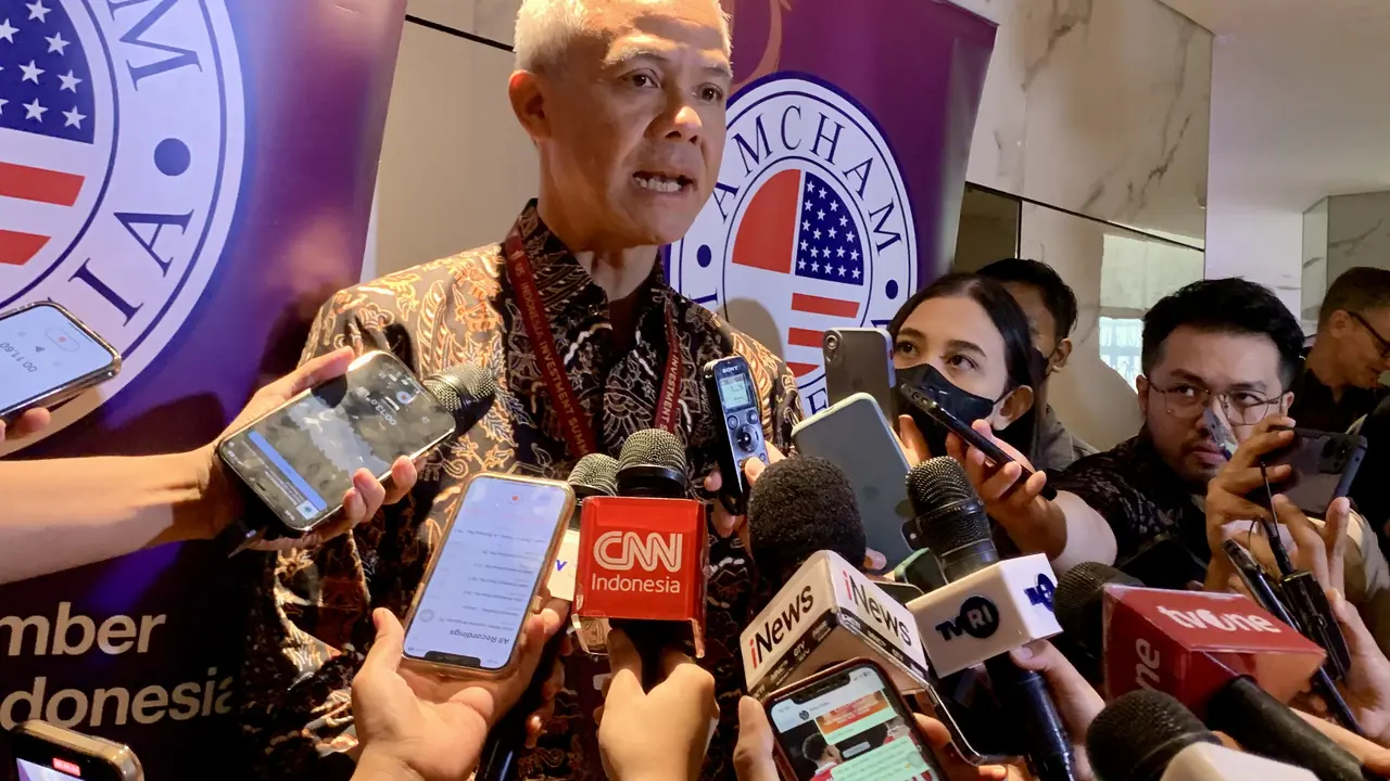 Bakal calon presiden Ganjar Pranowo, mengaku tak khawatir dengan majunya Gibran Rakabuming Raka sebagai calon wakil presiden pendamping Prabowo Subianto.