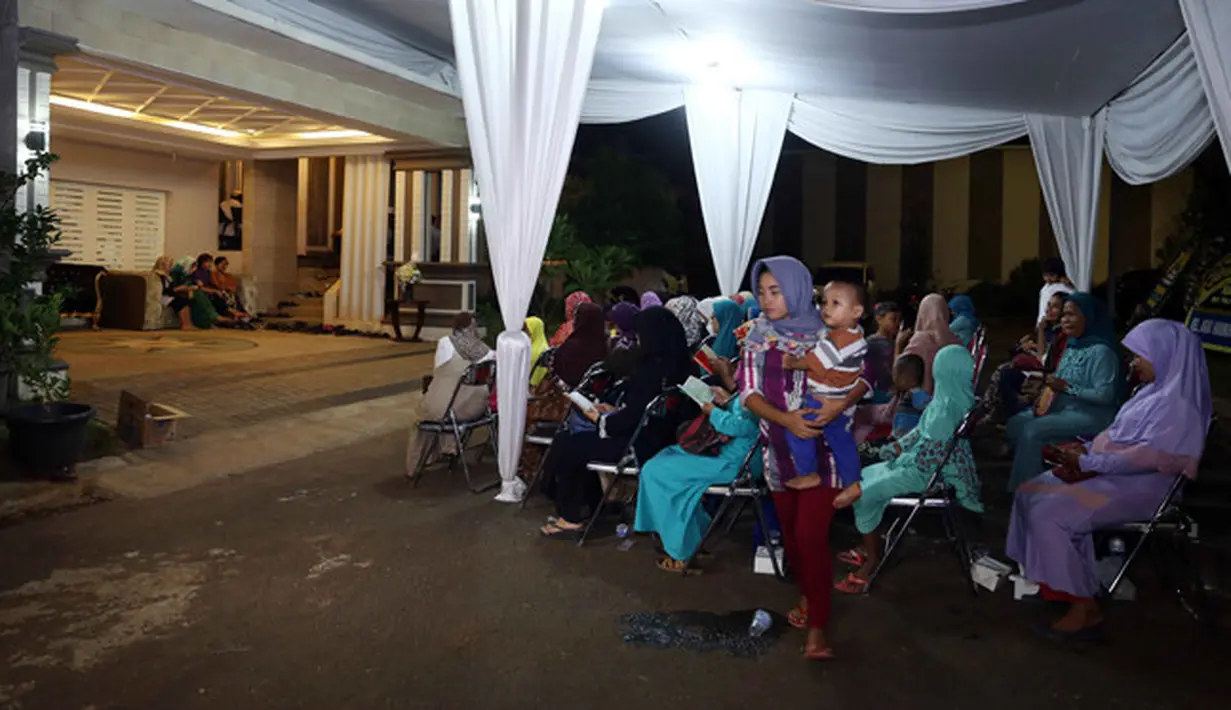 "Terima kasih ya, tahlilan malam ke 7 sejak kepergian Jupe, terimakasih kepada fans dan masyarakat Indonesia malam ini berjalan dengan lancar," kata Bertrand Antolin yang mendampingi Sri Wulansih. (Nurwahyunan/Bintang.com)