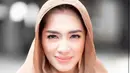 Meski non muslim, Angel Karamoy tampil mengenakan pashmina coklat plisket dipadukan baju lengan panjang warna abu-abu saat mengucapkan selamat puasa di akun Instagramnya. [@realangelkaramoy]