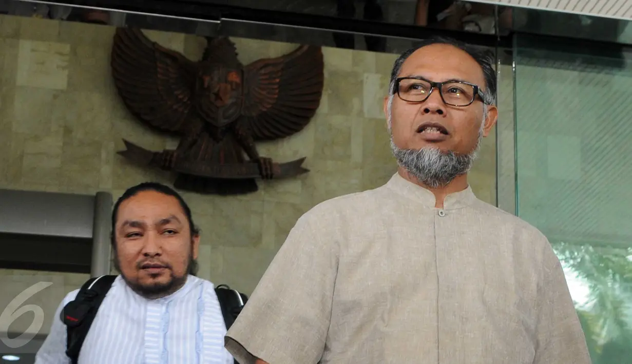 Mantan Wakil Ketua KPK, Bambang Widjojanto berjalan keluar meninggalkan Gedung KPK, Jakarta, Jumat (4/3). Kehadiran BW ke KPK buntut dari kebijakan Kejaksaan Agung yang menutup atau mengesampingkan kasus hukum yang menimpanya. (Liputan6.com/Helmi Afandi)