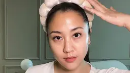 Penampilan Sherina saat tak memakai makeup ini langsung jadi sorotan. Pasalnya, ia terlihat percaya diri mengunggah foto tanpa makeup di media sosial.(Liputan6.com/IG/@sherinamunaf)