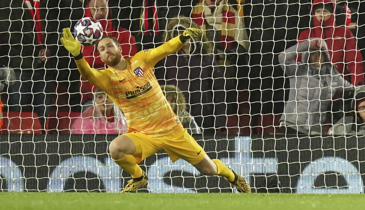 Kiper Atletico Madrid, Jan Oblak berusaha menipis bola saat bertanding melawan Liverpool pada leg kedua 16 besar Liga Champions di Anfield, Inggris (11/3/2020). Oblak mendapat penghargaan man of the match pada laga kali ini. (AP Photo/Jon Super)