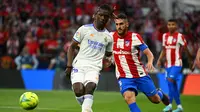 Gelandang Real Madrid&nbsp;Eduardo Camavinga dan pemain Atletico Madrid Koke. (GABRIEL BOUYS / AFP)