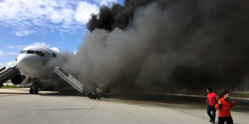 20151029-Detik-detik Pesawat Terbakar Saat Akan Lepas Landas di Bandara Florida-Amerika