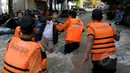 Petugas Basarnas membantu warga menyeberangi banjir di Perumahan Ciledug Indah 1, Tangerang, Selasa (10/2/2015). (Liputan6.com/Andrian M Tunay)