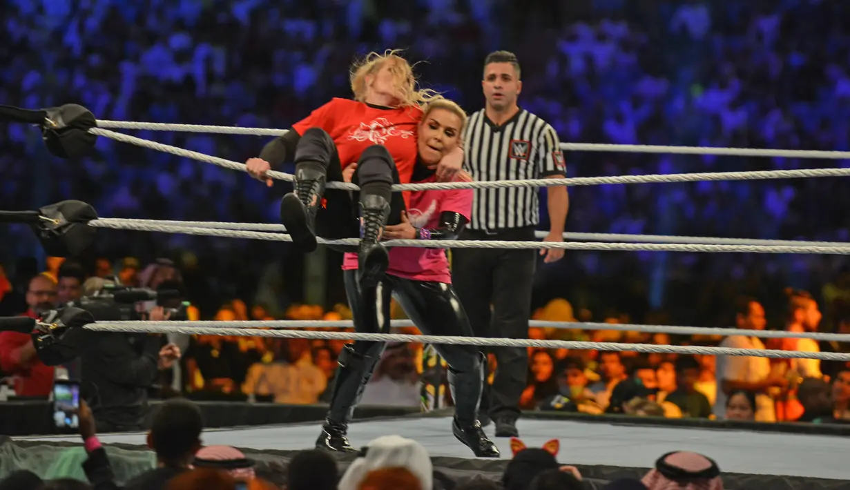 Pegulat Natalya Neidhart bertanding melawan Lacey Evans (merah) pada pertarungan World Wrestling Entertainment (WWE) untuk perempuan di Stadion Internasional King Fahd, Riyadh, 31 Oktober 2019. Kerajaan Arab Saudi untuk pertama kalinya menggelar pertandingan gulat WWE perempuan (Fayez Nureldine/AFP)