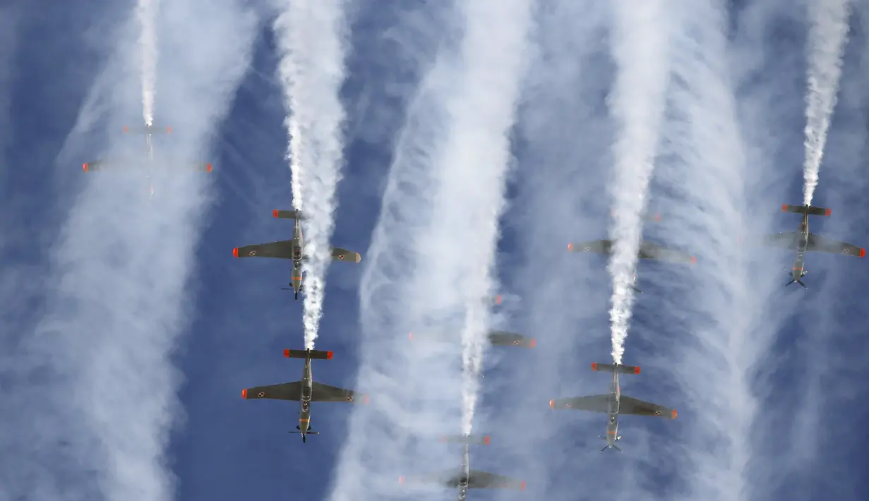 Orlik Aerobatic Team dari Angkatan Udara Polandia menunjukan kemampuannya saat berlangsungnya acara Malta Internasional Airshow 2015 di Bandara Internasional Malta, Valletta, Minggu (27/9). (REUTERS/Darrin Zammit Lupi)