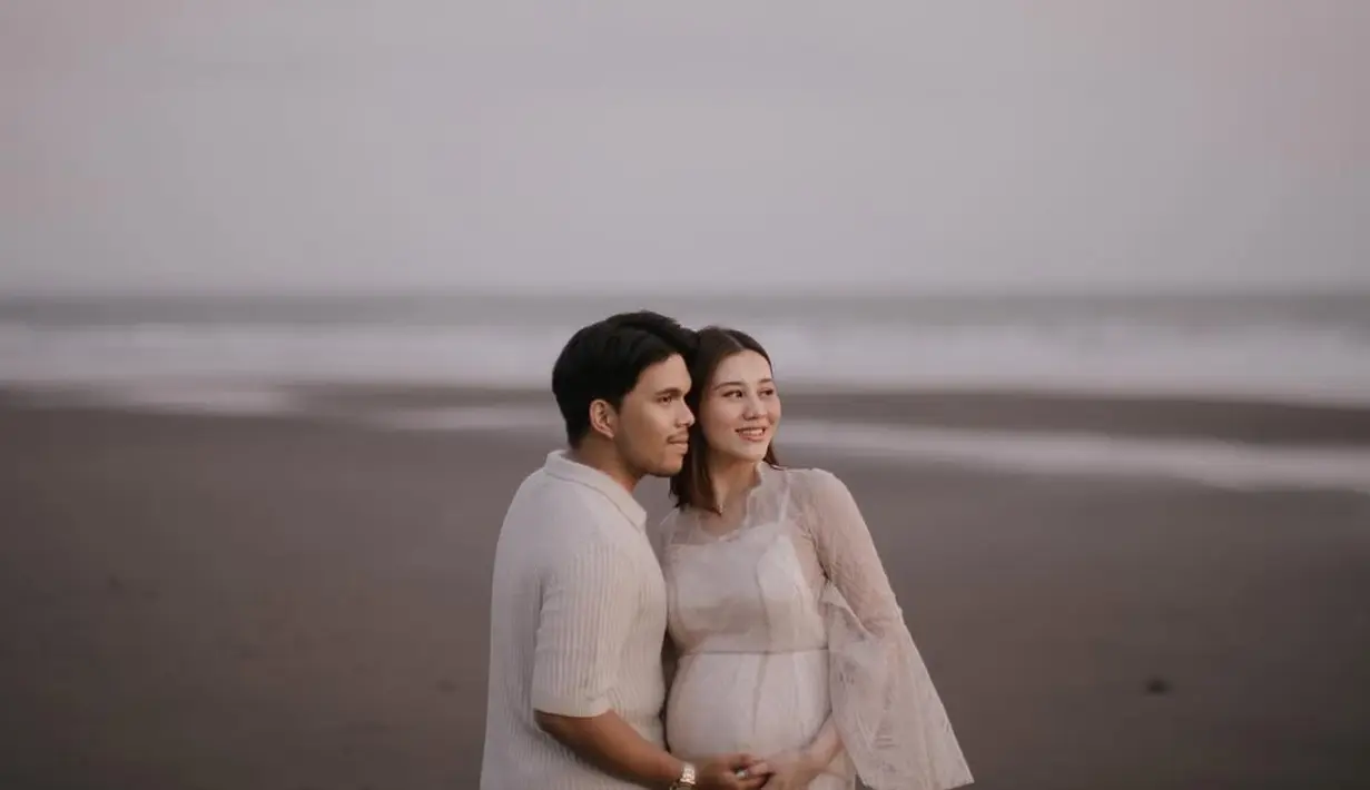 Bertempat di hamparan pantai yang tenang, Aaliyah Massaid memancarkan aura keibuan yang penuh kelembutan dan elegansi. [@aaliyah.massaid].