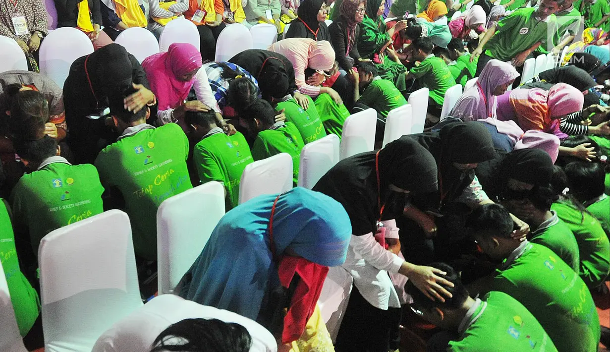 Suasana saat ritual membasuh kaki ibu di Lembaga Pembinaan Khusus Anak (LPKA) Kelas 1 Tangerang, Banten (17/4). Jumlah tahanan dan napi yang dilibatkan dalam ritual ini sebanyak 1.000 orang. (Merdeka.com/Arie Basuki)