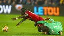 Aksi pemain Liverpool, Sadio Mane (kiri) berebut bola dengan kiper Swansea City, Lukasz Fabianski pada lanjutan Premier League di Liberty Stadium, Swansea, (22/1/2018). Liverpool kalaj dari Swansea 0-1. (AFP/Geoff Caddick)