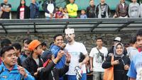 Uji coba Persib Bandung di Parompong seperti pertandingan Agustusan, ditonton masyarakat setempat.