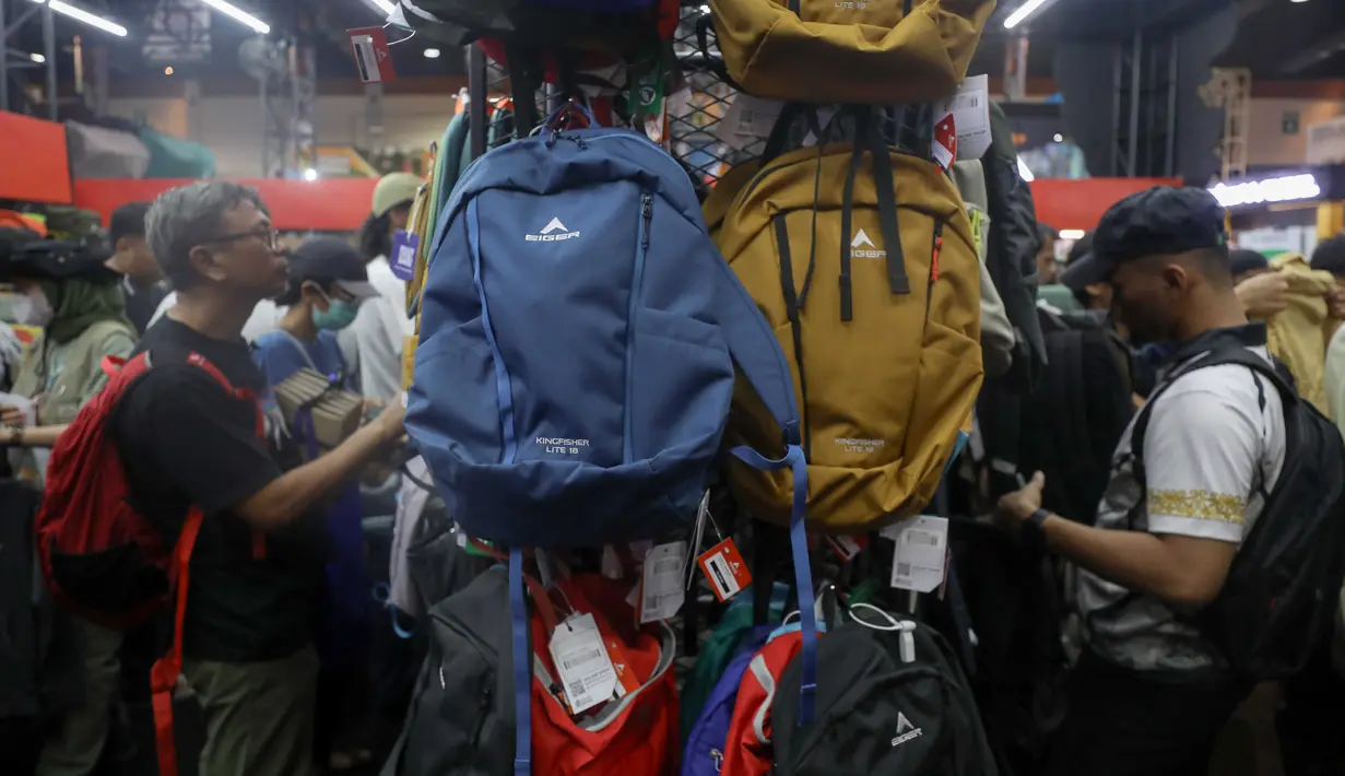 Potongan harga yang ditawarkan bervariasi, mulai 10 hingga 50 persen. (Liputan6.com/Herman Zakharia)