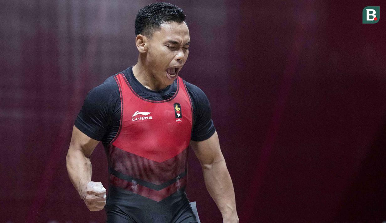 Lifter Indonesia, Eko Yuli Irawan, saat berlaga pada Asian Games di JIExpo, Jakarta, Selasa, (21/8/2018). Eko Yuli berhasil menyumbang medali emas angkat besi putra kelas 62kg. (Bola.com/Peksi Cahyo)