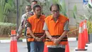 Dirut PT Sumber Swarnanusa Joe Fandy Yoesman (kanan) dan anggota DPRD Provinsi Jambi Muhammadiyah (kiri) akan menjalani pemeriksaan perdana pasca penahanan di Gedung KPK, Jakarta, Senin (5/8/2019). (merdeka.com/Dwi Narwoko)