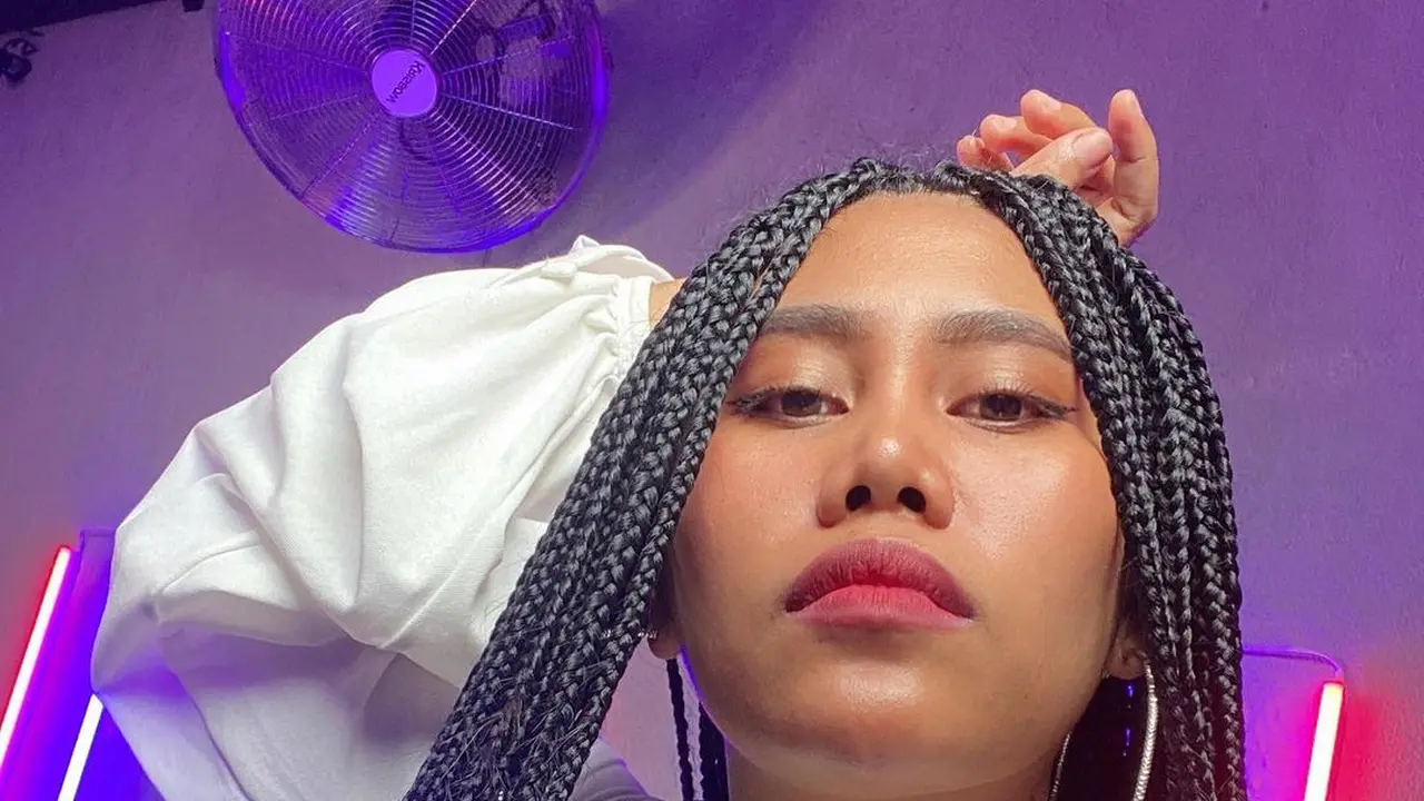 6 Potret Evi Masamba dengan Gaya Rambut Cornrow, Bikin Pangling