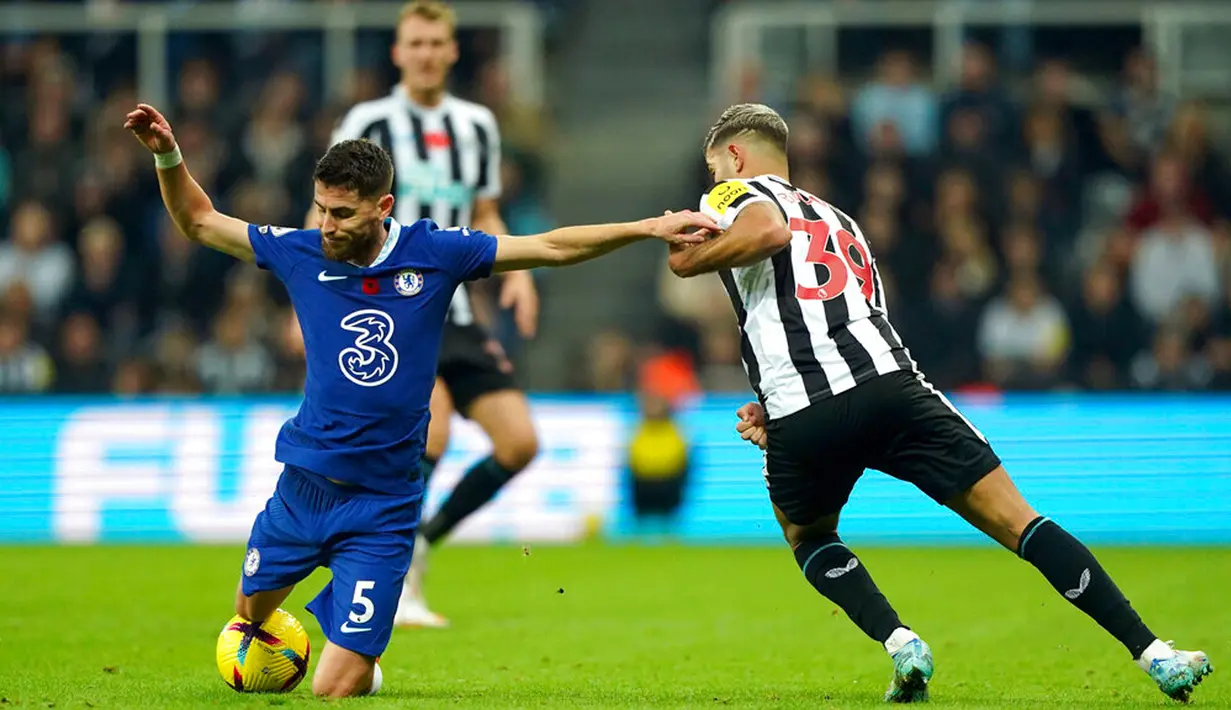 Pemain Newcastle United Bruno Guimaraes (kanan) berebut bola dengan pemain Chelsea Jorginho pada pertandingan Liga Inggris di St. James' Park, Newcastle, Inggris, 12 November 2022. Newcastle United mengalahkan Chelsea dengan skor 1-0. (Owen Humphreys/PA via AP)