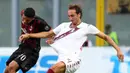 Striker AC Milan, Carlos Bacca, menarik baju pemain Torino, Emiliano Moretti. Wasit mengeluarkan satu kartu merah serta satu kartu kuning kepada pemain Milan dan juga tiga kartu kuning untuk Torino. (EPA/Matteo Bazzi)