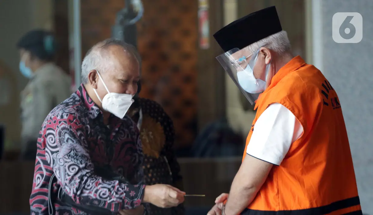Bupati Banggai Laut nonaktif, Wenny Bukamo (kanan) eusai menjalani pemeriksaan di Gedung KPK, Jakarta, Rabu (3/3/2021). Wenny Bukamo diperiksa dalam perkara suap pengadaan barang atau jasa di lingkungan Pemerintah Kabupaten Banggai Laut, Sulawesi Tengah TA 2020. (Liputan6.com/Helmi Fithriansyah)