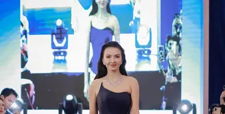 Raline Shah kembali memukau publik dengan penampilannya yang luar biasa dalam fashion show eksklusif yang digelar oleh brand perhiasan lokal ternama, Adelle Jewelry. [@dianamputri].