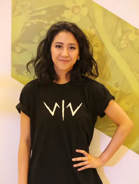 “Saya diberikan kebebasan dengan memainkan imajinasi juga dan membuat tokoh yang relate kepada penoton kita di jaman sekarang," tambahnya. (Adrian Putra/Bintang.com)