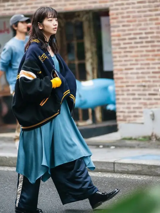 Terkesan pakai baju "asal tumpuk" nyatanya gaya yang diperlihatkan Nana Komatsu ini cocok dipakai saat cuaca dingin. Perpaduan dress, jaket oversize dan celana kain membuatnya bak di red carpet.(Liputan6.com/IG/@konichan7)