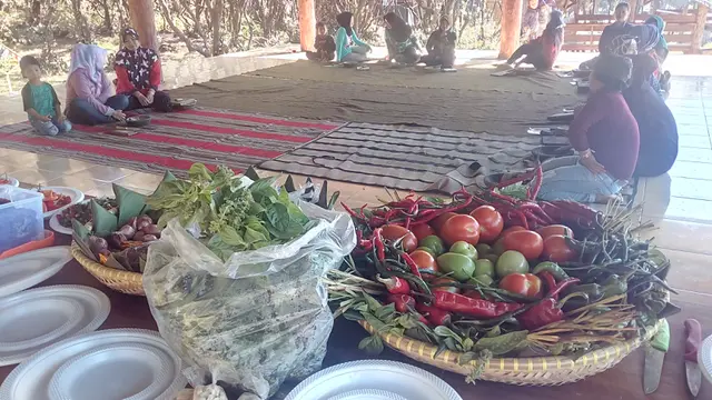 Para koki dadakan peserta sayembara sambal Papandayan tengah menunggu arahan dari panitia festival sambal