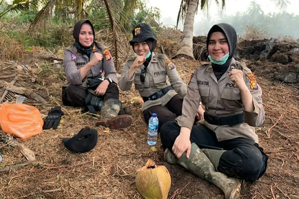 Tiga polisi wanita di Polres Indragiri Hilir yang sudah satu pekan lebih memadamkan kebakaran lahan.
