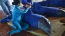 Petugas menyiapkan lumba-lumba untuk dipindahkan ke Dolphinarium di Cienfuegos, Kuba (8/9). Lumba-lumba ini dipindahkan dari dolphinarium Cayo Guillermo menyusul datangnya badai Irma. (Osvaldo Gutierrez Gomez / ACN via AP)