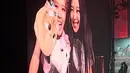 Sling bag berbentuk karakter menambah imut penampilannya. Belum lagi rambut panjang bergelombangnya dibelah tengah dan diberi jepit kecil. Mana penampilan Jennie BLACKPINK yang mungil bak peri, yang jadi favoritmu, Sahabat FIMELA? Foto: Instagram.