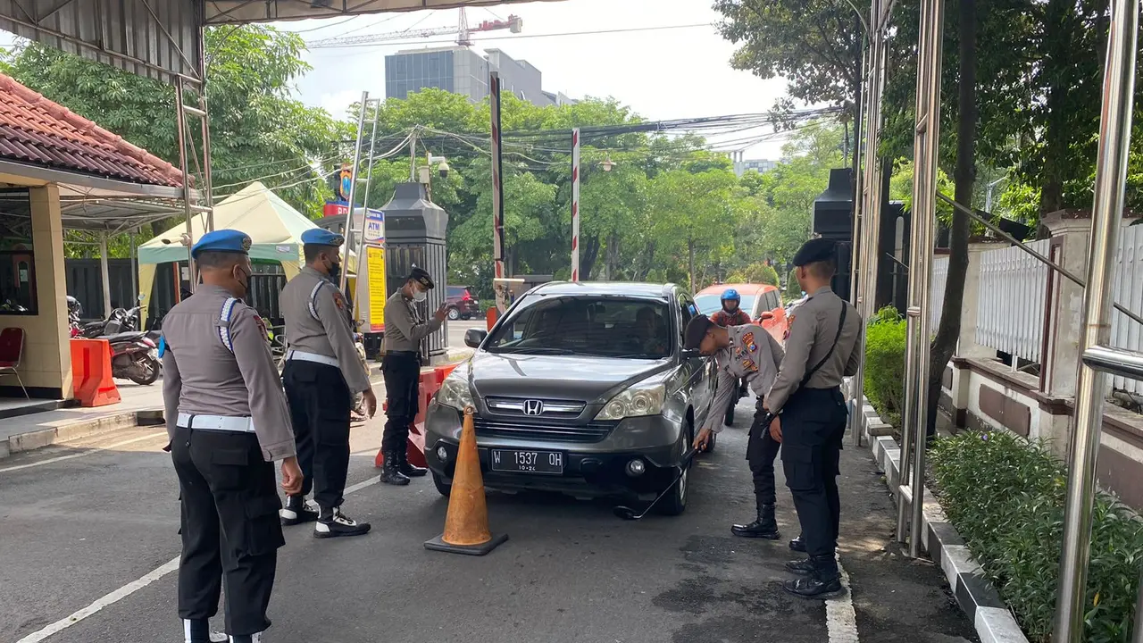 Penjagaan di Mapolda Jatim diperketat usai bom bunuh diri di Polsek Astana Anyar Bandung. (Dian Kurniawan/Liputan6.com)