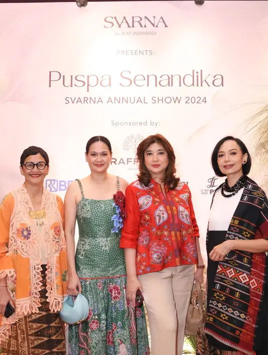 Donna Harun tampil awet muda dengan dress batik panjang bertali dengan warna hijau yang fresh. Dipadukan dengan mules heels dan handbag sky blue [@donnaharun]