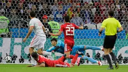 Penjaga gawang Iran, Ali Beiranvand berusaha menangkap bola yang masuk ke gawangnya saat melawan Spanyol dalam penyisihan Grup B Piala Dunia 2018 di Kazan Arena, Kazan, Rusia, Rabu (20/6).  (AP Photo/Sergei Grits)