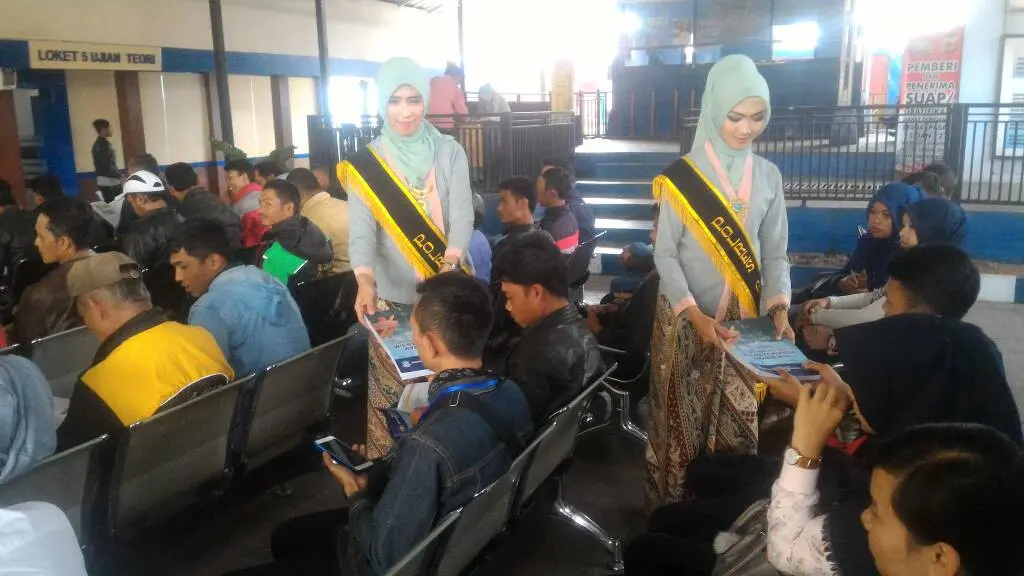 Pelayanan SIM di Samsat Polres Garut berbeda saat Hari Kartini ini, mereka menugaskan para polwan mengenakan kebaya dan berdandan anggun. (Liputan6.com/Jayadi Supriadin).