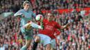 Striker Liverpool, Fernando Torres, berusaha melewati bek  Manchester United, Nemanja Vidic. Musim ini Torres dan Steven Gerrard tampil cukup memukau keduanya total mencetak 32 gol pada musim ini. (AFP/Andrew Yates)