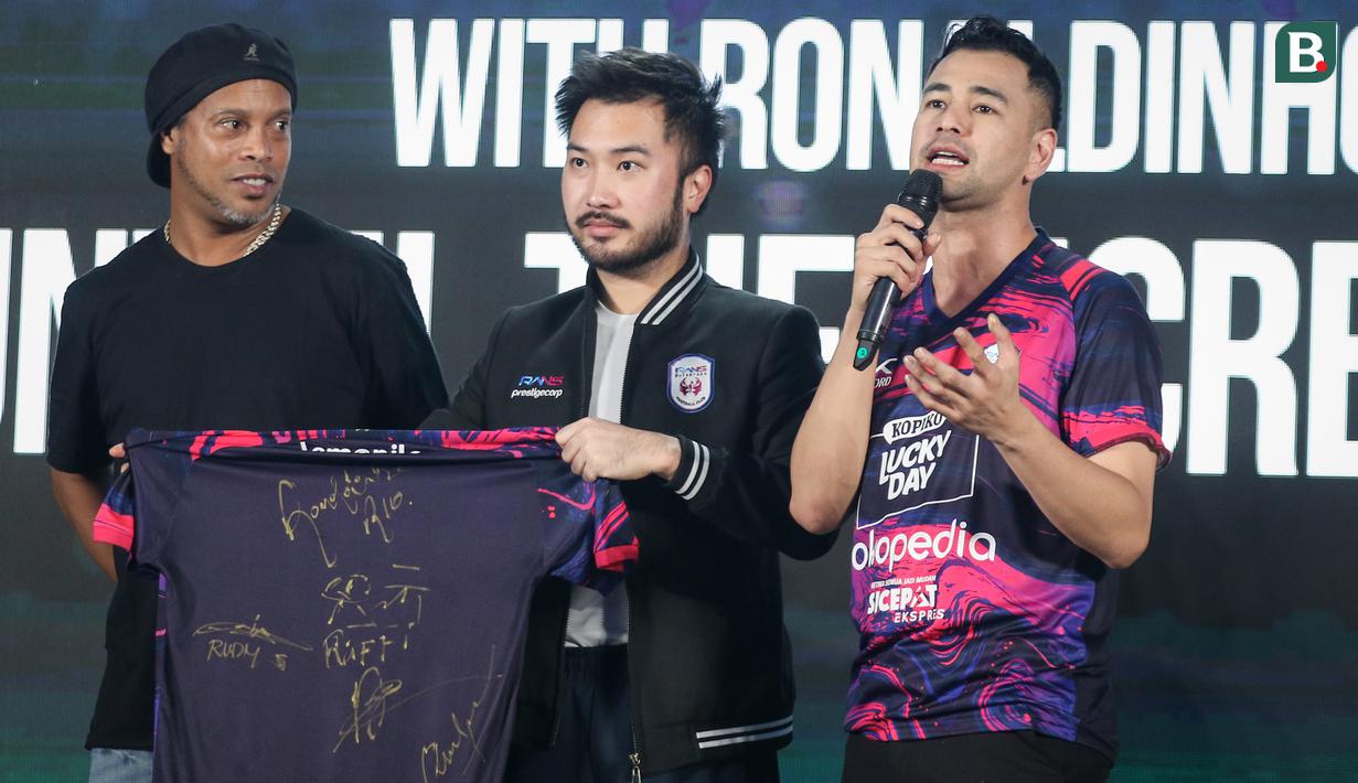 <p>Ronaldinho (kiri) bersama Rudy Salim (tengah) dan Raffi Ahmad (kanan) berfoto bersama dengan Jersey Rans Nusantara FC yang ditandatangani saat Grand Launching Jersey Rans Nusantara FC bersama Ronaldinho di Menara Mandiri Level 9, Sudirman, Jakarta, Jumat (24/06/2022). (Bola.com/Bagaskara Lazuardi)</p>