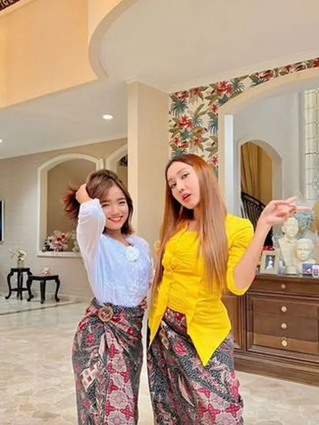 6 Potret Fuji dan Lucinta Luna Kompak Pakai Kebaya, Jadi Sorotan