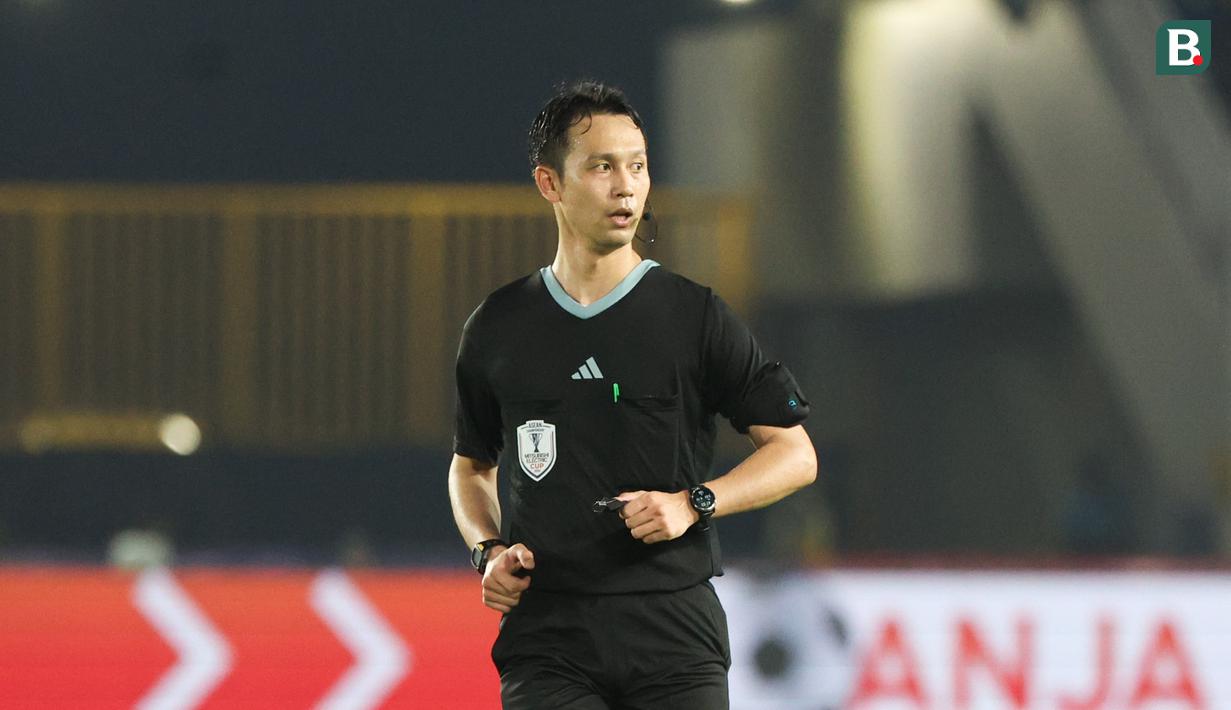 Wasit asal Jepang itu membuat keputusan-keputusan penting yang membuat Timnas Indonesia Merana. Diantaranya mengeluarkan kartu merah untuk bek Indonesia, Muhammad Ferarri dan memberikan penalti yang membuat tim tamu unggul dan sekaligus mengunci kemenangan. (Bola.com/Abdul Aziz)