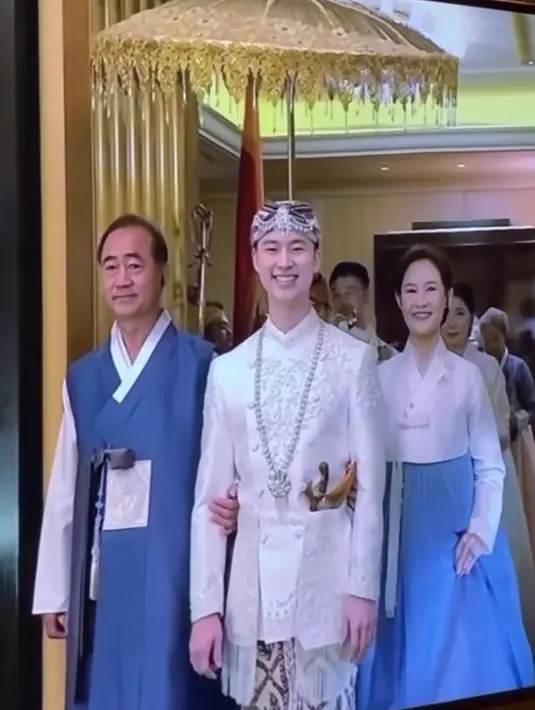 Sementara Sang Ho Han tampil gagah dengan beskap Sunda rancangan desainer serupa.   [Foto: IG/myrnamyura/rizkanatakusumah].