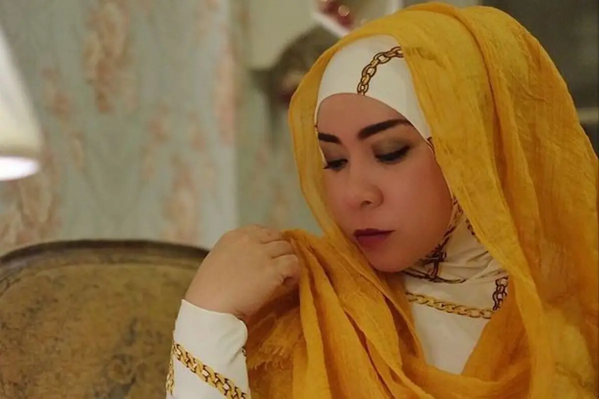 Tren Hijab a la Musisi Nyentrik Melly Goeslaw