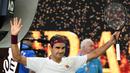 Petenis Swiss, Roger Federer merayakan kemenangannya atas Tennys Sandgren dari Amerika Serikat pada babak perempat final tunggal putra Australia Terbuka di Melbourne, Selasa (28/1/2020). Federer melaju ke semifinal usai mengalahkan Sandgren. (Manan VATSYAYANA/AFP)