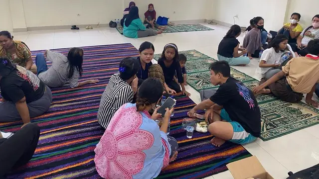 Petugas gabungan mengevakuasi warga terdampak kebakaran di TPA Rawa Kucing, Kota Tangerang.