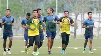 Gustavo Lopez (3kanan) saat mengikuti latihan bersama tim Terengganu FA di Kuala Terengganu, Malaysia, Selasa (26/1/2016). (Bola.com/Nicklas Hanoatubun)