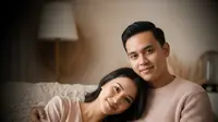Ilustrasi Pasangan Berfoto di Studio. (Foto: Gemini AI)