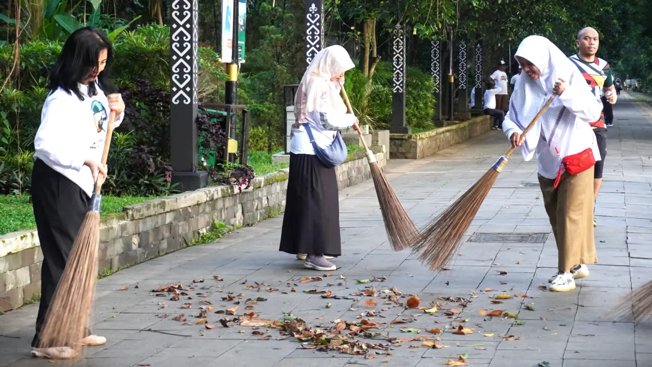 Sejumlah aparatur Sipil Negara (ASN) di Kota Bogor, Jawa Barat, menyapu
