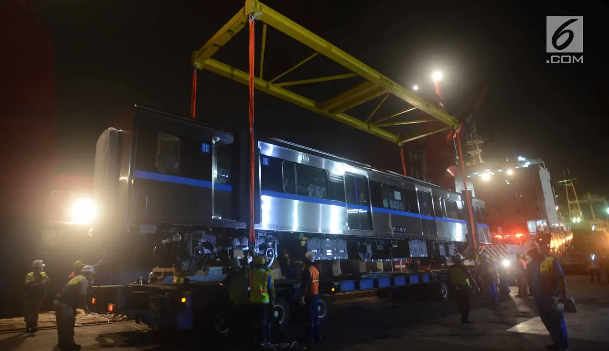 Pekerja menurunkan gerbong kereta Mass Rapid Transit (MRT) di Pelabuhan Tanjung Priok, Jakarta Utara, Rabu (4/4). Dua rangkaian kereta MRT yang terdiri dari 12 gerbong tiba di Jakarta. (Merdeka.com/Imam Buhori)